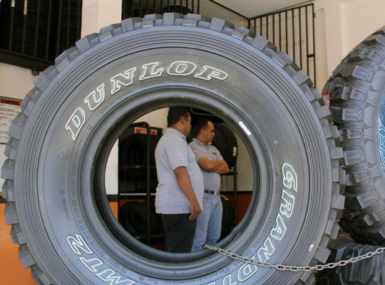 Gobierno dice que distribuirá cuatro mil cauchos para transportistas de Petare y Baruta