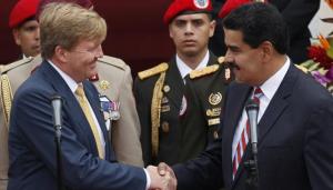 Hola, así vacilaba Maduro con los reyes de Holanda…. ¡Habemus Pollo!