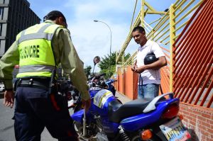 Polisucre multa a motorizados estacionados en las aceras (Fotos)