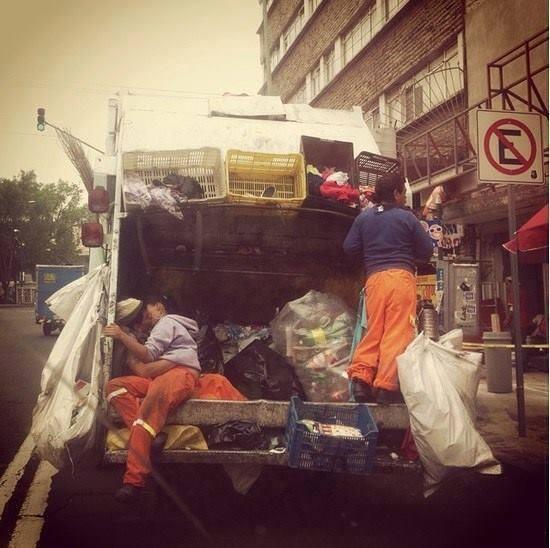 Tú, yo y unos besos trancaos en el camión de basura… piénsalo (ASCO)