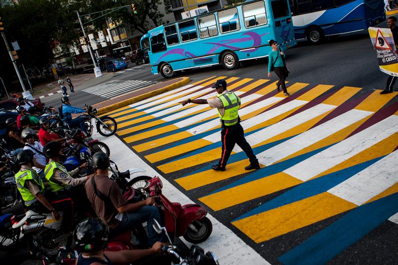 Paso peatonal cinético en honor a Carlos Cruz Diez (Fotos)