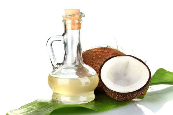 Científicos filipinos aseguran que el aceite de coco destruye al coronavirus