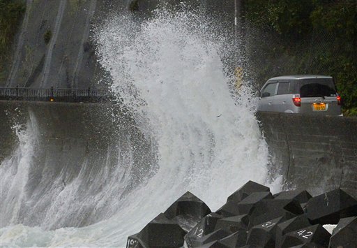 Al menos cuatro muertos y 600 vuelos cancelados en Japón por un fuerte tifón
