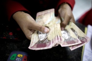 El gran negocio: Mafias compran billetes de Bs. 100 para falsificar dólares