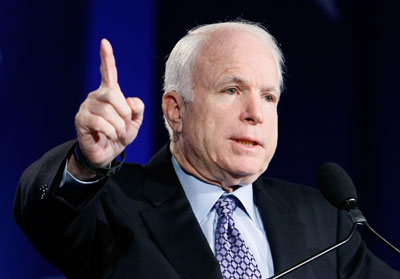 John McCain solicita a Obama que bombardee Siria