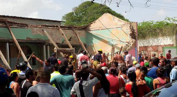 Dos muertos y varios heridos deja derrumbe de una pared en Juan Griego (Fotos)