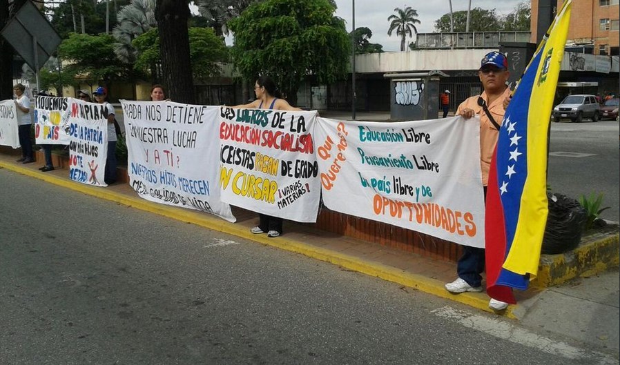 Salieron a protestar en Valencia contra adoctrinamiento de los niños (Fotos)