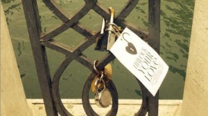 Venecia lanza campaña “Libera tu amor” para acabar con la moda de los candados