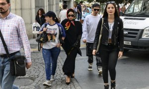 Lady Gaga opta por la moda musulmana para pasar desapercibida en Estambul (Fotos)