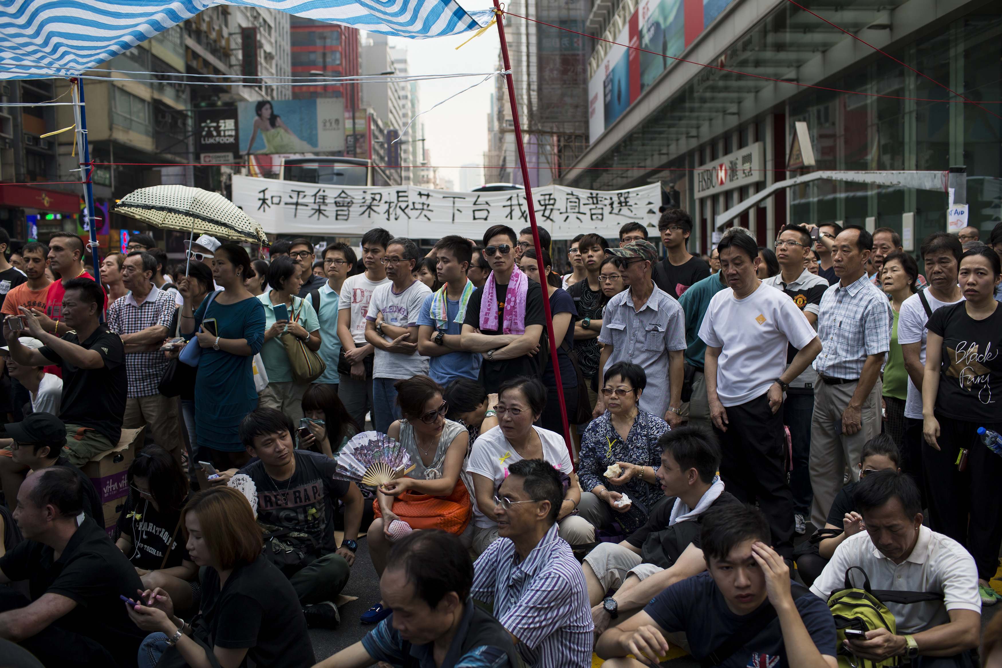 Los estudiantes amenazan con ocupar oficinas del gobierno en Hong Kong