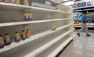 Venezolanos se las ingenian para sobrevivir ante escasez de productos