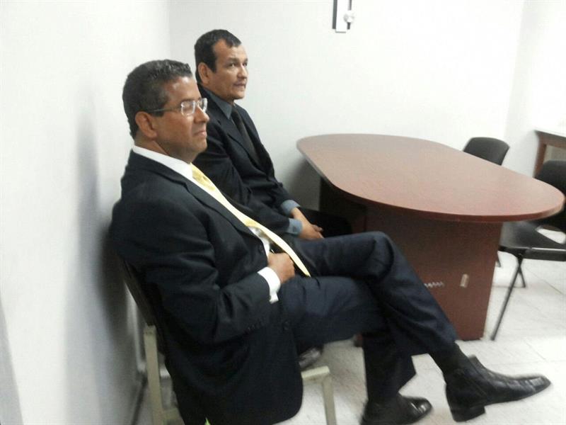 Expresidente salvadoreño Flores se entrega a la justicia