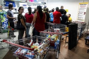 Gobierno venezolano considera penar a extranjeros por reventa ilegal de productos