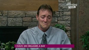 Hombre tiene 100 orgasmos al día y llora de incomodidad: Tuvo uno durante el funeral de su padre
