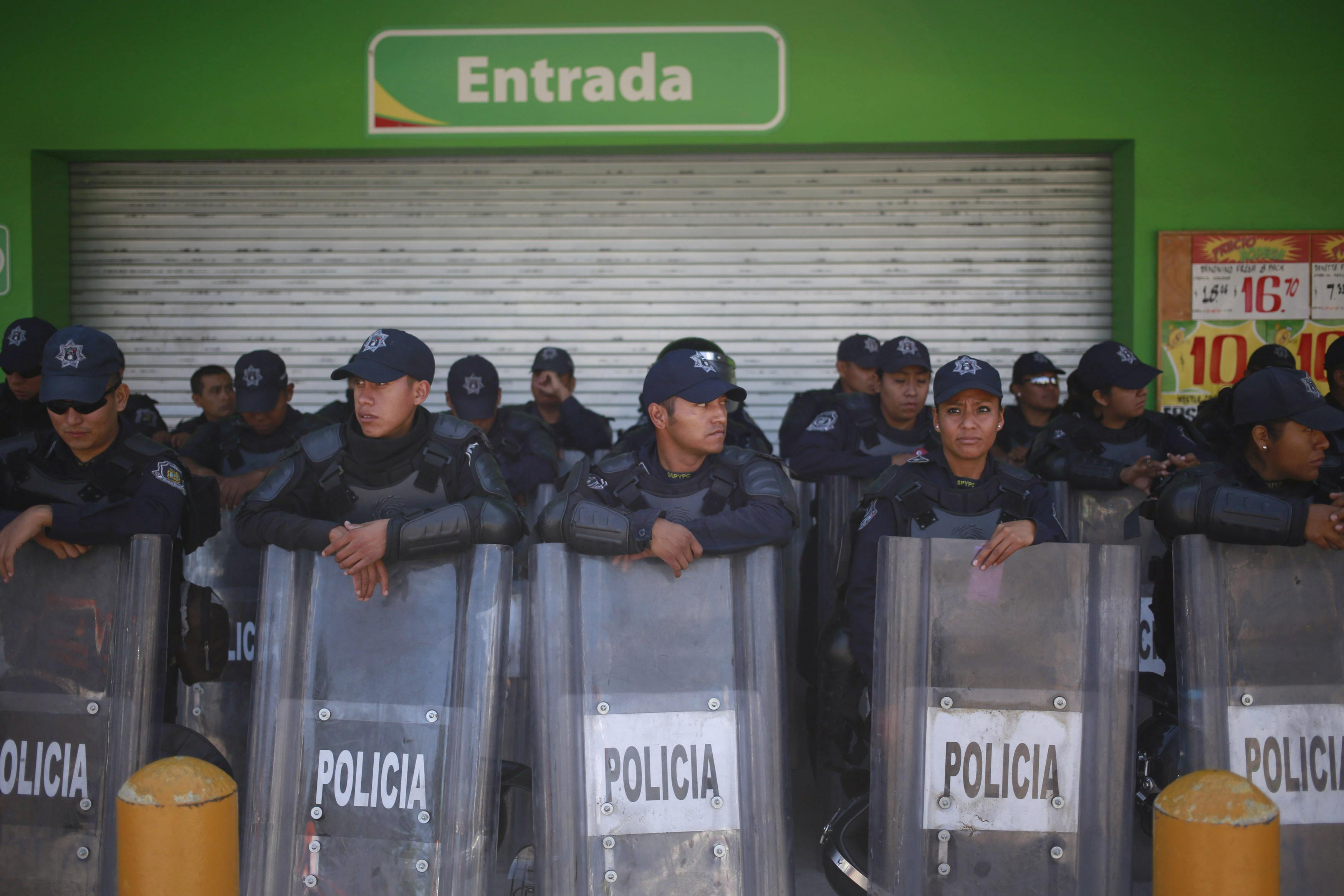 Siguen protestas violentas en México a casi un mes de desaparición de estudiantes