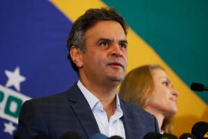 Aecio Neves afirma que Rousseff está cercada por la crisis