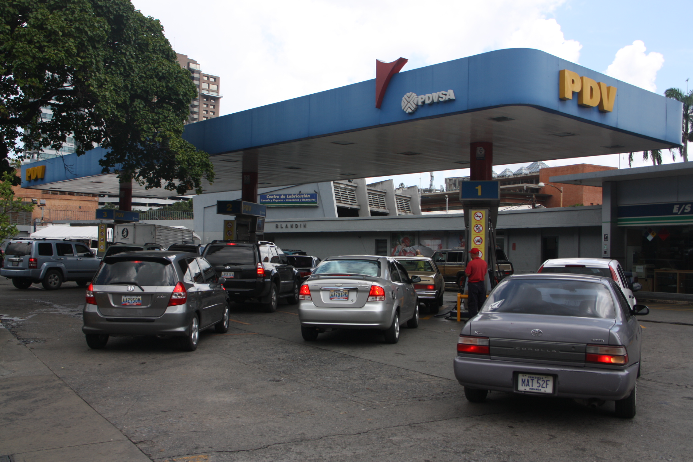 Choferes encuentran cola para surtir gasolina en algunas bombas de Caracas
