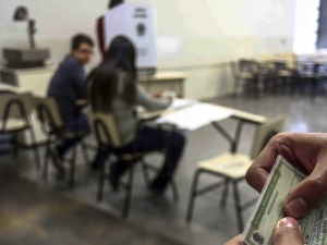 Voto con huella dactilar causa retrasos en varios colegios de Brasil