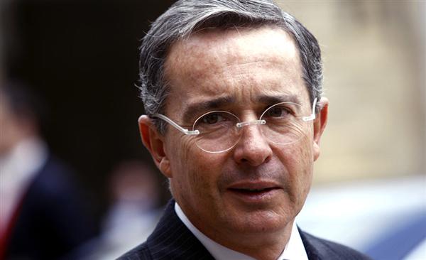 Uribe acepta reunirse con partido oficialista para analizar proceso de paz
