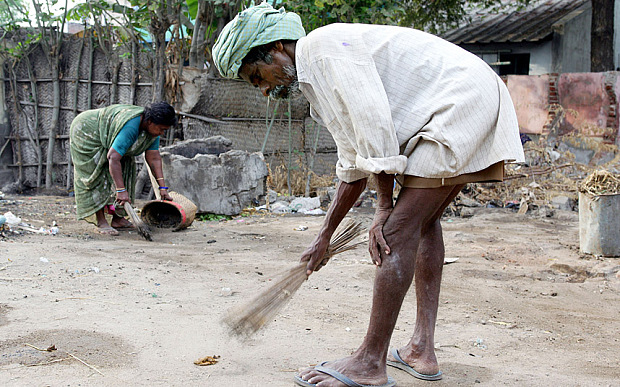 Un sacerdote indio le da una paliza a un niño de una casta intocable que le pidió dulces