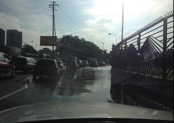 Mega laguna en el distribuidor Altamira (Foto)