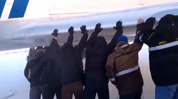Y entre todos empujaron para sacar del hielo a …¡un avión! (Video)