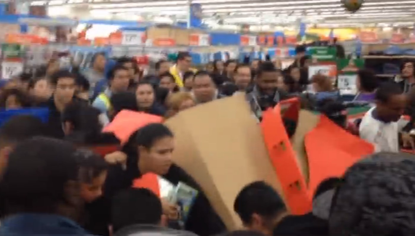 ¡Increíble! no te pierdas las cinco mejores peleas del Black Friday… al mejor estilo de Daka (Videos)