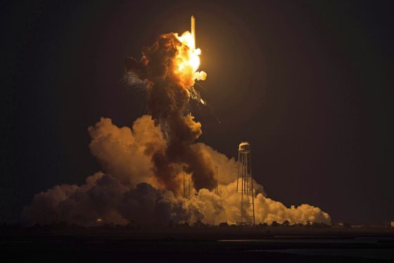 Falla en el motor causó explosión del cohete Antares de Orbital Sciences