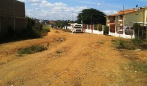 Habitantes de Puerto La Cruz  exigen al gobierno asfaltar las calles de tierra