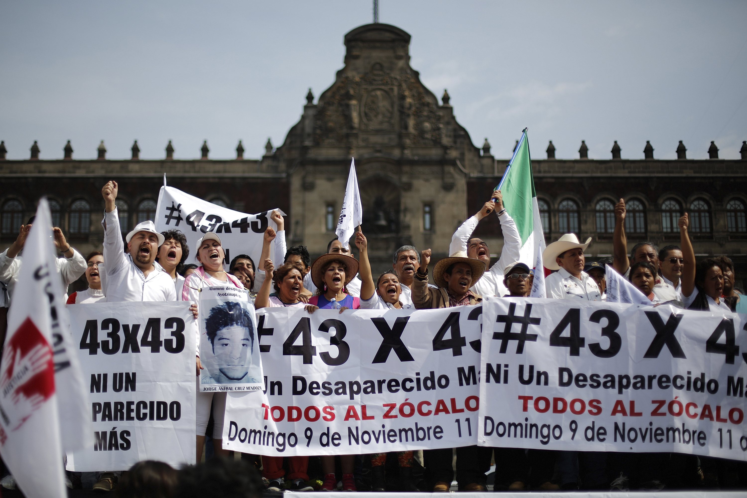 Sólo hay dos huesos para intentar identificar a estudiantes mexicanos