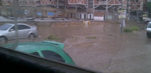 Megacola en la avenida Libertador por laguna frente a Misión Vivienda (Fotos)