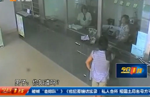 Intenta atracar un banco y el cajero le obliga a hacer cola (Video)
