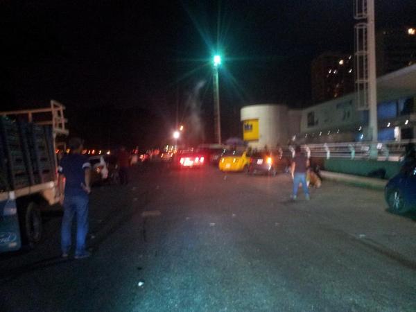 Encapuchados detonan cohetones en Daka de Valencia: Camión que iba a descargar se retira del local