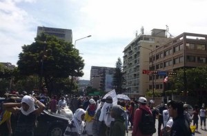 Jóvenes manifiestan en la Plaza Altamira (Fotos)