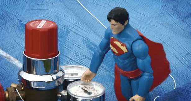 ¡Genial! Mandan a un muñeco de Superman hasta el borde del espacio (Video)