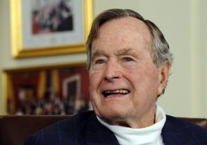 George H. W Bush es dado de alta tras fracturarse una vértebra