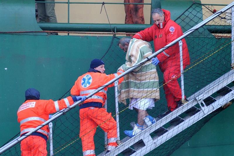 La Fiscalía italiana teme hallar cadáveres en los restos del ferry incendiado
