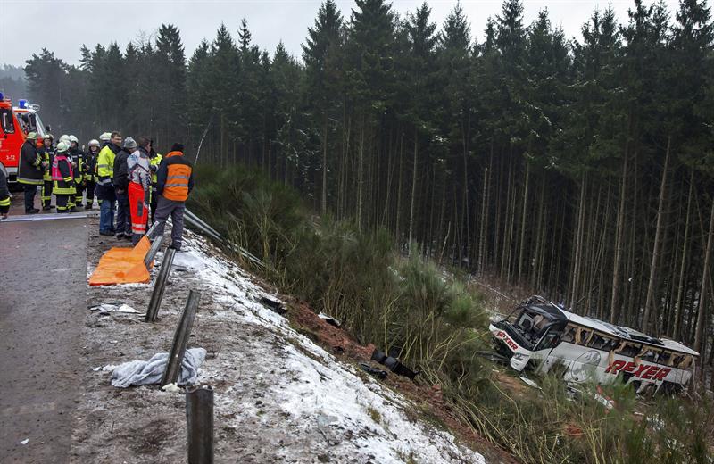 Cuatro muertos y 40 heridos deja accidente de autobús en Alemania