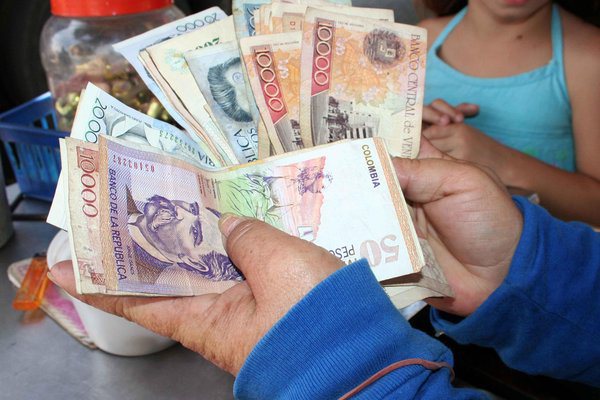 Continúa cayendo precio del bolívar en el mercado cambiario fronterizo