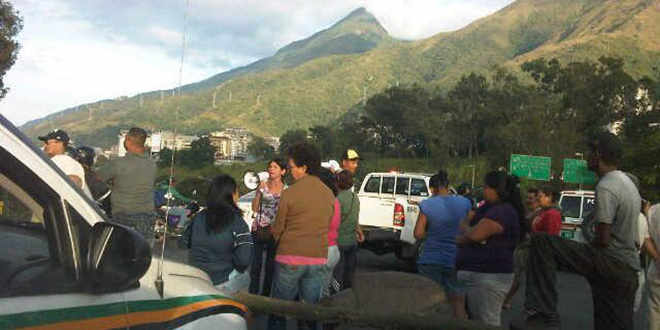 Cerrado el paso de la Urbanización Miranda a Terrazas del Avila por protesta