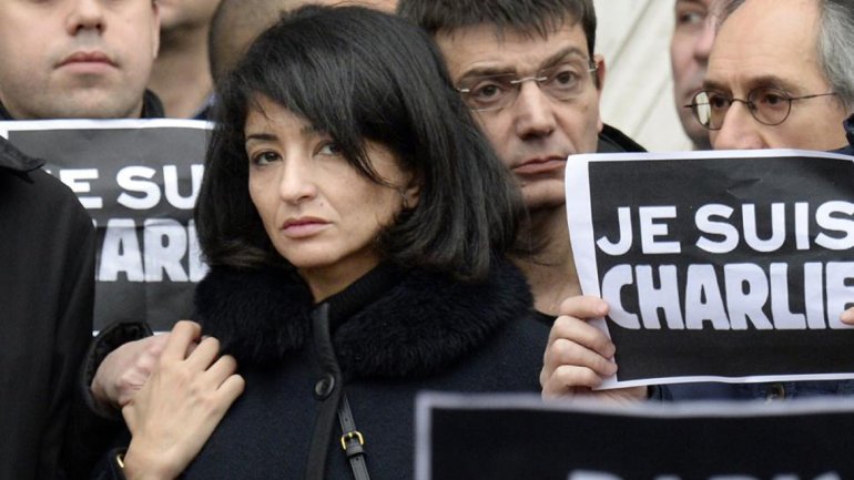 Desenmascaran a la misteriosa mujer que llora al director de Charlie Hebdo en todos los medios