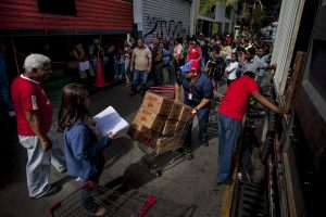 Maduro luce solo y sin opciones ante creciente ola de escasez y descontento