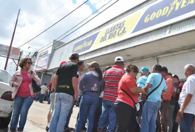 Exigen pedir carnet de circulación para la venta de cauchos