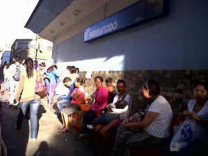 Compradores siguen buscando pañales en Farmatodo de Plaza Sucre #19E