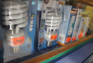 Escasez de bombillos incandescentes y ahorradores en Maturín