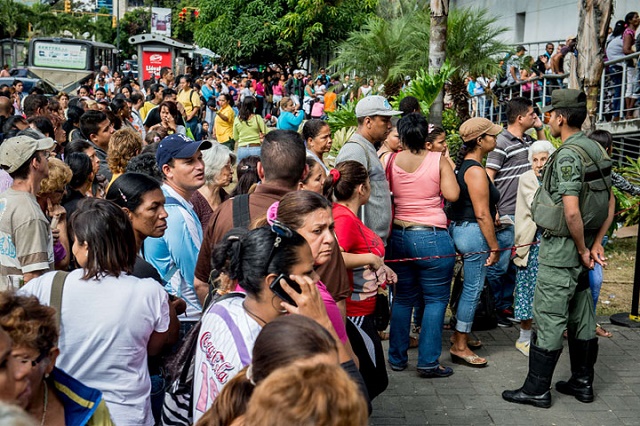 Deportan a más de 100 colombianos por comprar productos regulados