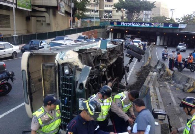 Cerrada la avenida Bolívar por volcamiento de autobús (Fotos)