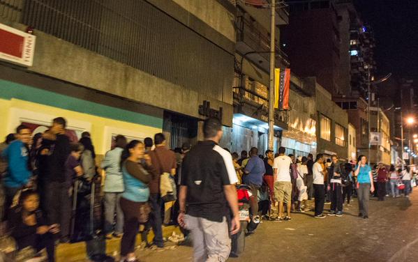 Cola para comprar comida en la Bolívar llega hasta La Candelaria (PATRIA)