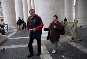 El vaticano ofrece duchas y afeitadas a los indigentes (Fotos)