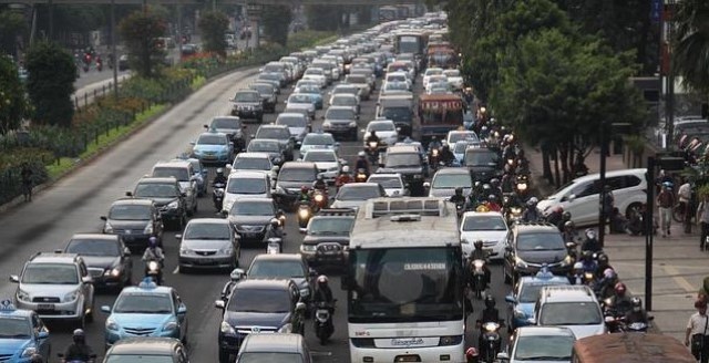 Con ganchos de ropa sustituyen repuestos de carros debido a la escasez